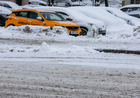 Дорожные службы дали москвичам совет из-за сильного снегопада