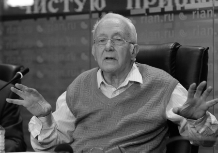 Умер известный историк и автор биографий Брежнева и Путина