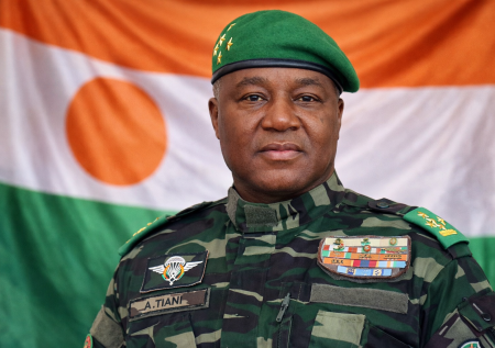 Экс-посол оценил вероятность покушения спецслужб Франции на лидера Нигера