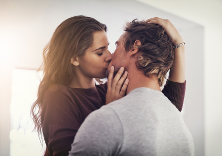 Россиян предупредили, какие инфекции передаются через поцелуй