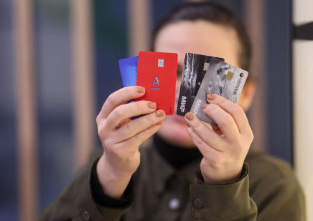 Россиян предупредили о риске отправки «закрашенного» фото банковской карты