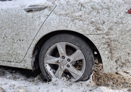Автоэксперт предупредил об опасностях, подстерегающих зимой
