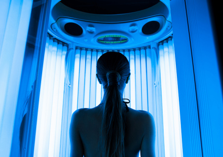 Врач ответила, помогает ли поход в солярий восполнить дефицит витамина D