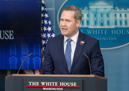 Уолтц похвастал новой бейсболкой MUNGA в Мюнхене