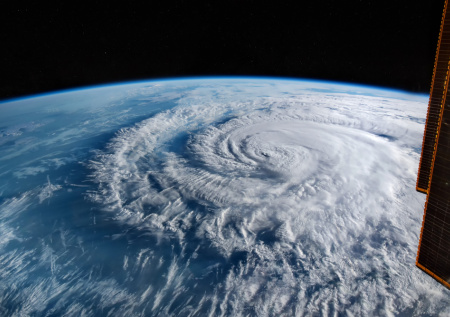 Мощный снежный циклон над Москвой сняли из космоса