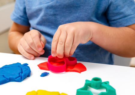 Юный москвич играл с пластилином и потерял его в мочевом пузыре