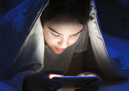 Врач назвала последствия избытка экранного времени для детей