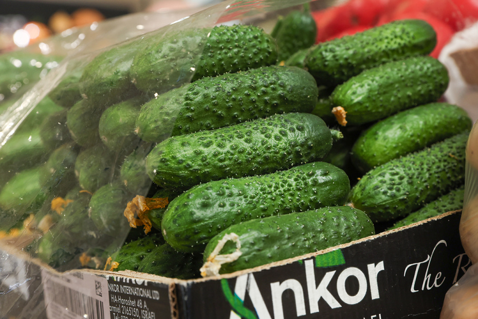 Огурцы на прилавке магазина