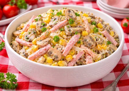 Делается за 5 минут, варить не нужно: яркий салат «Ветчинный», который поражает вкусом