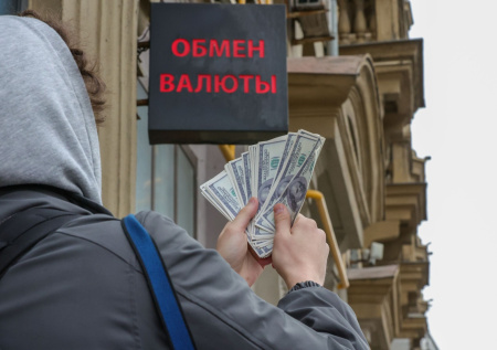 Инвестконсультант объяснил, зачем России возобновлять расчеты в долларах