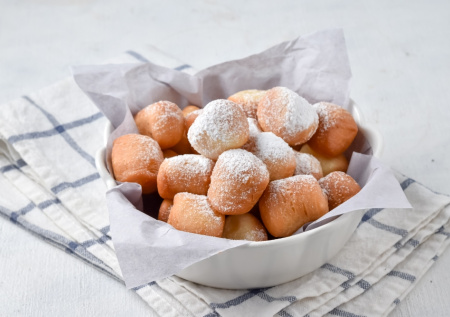 Быстрые пончики на молоке: пушистые облачка в сахарной пудре. Тесто без хлопот, результат — восторг всей семьи