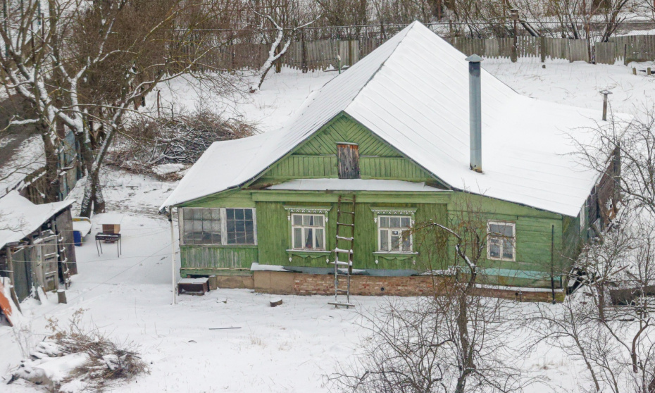 Без риска для жизни: как убрать снег с крыши дома, не поднимаясь на нее