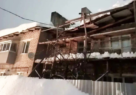 Крыша дома едва не рухнула на головы жильцов из-за снега