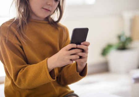 В России могут начать следить за детскими сим-картами