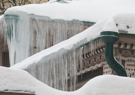 За снег — в тюрьму? Как почистить подоконник и не стать фигурантом дела