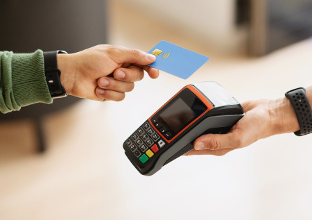 Раскрыто, почему оплата картой стала невыгодна в России