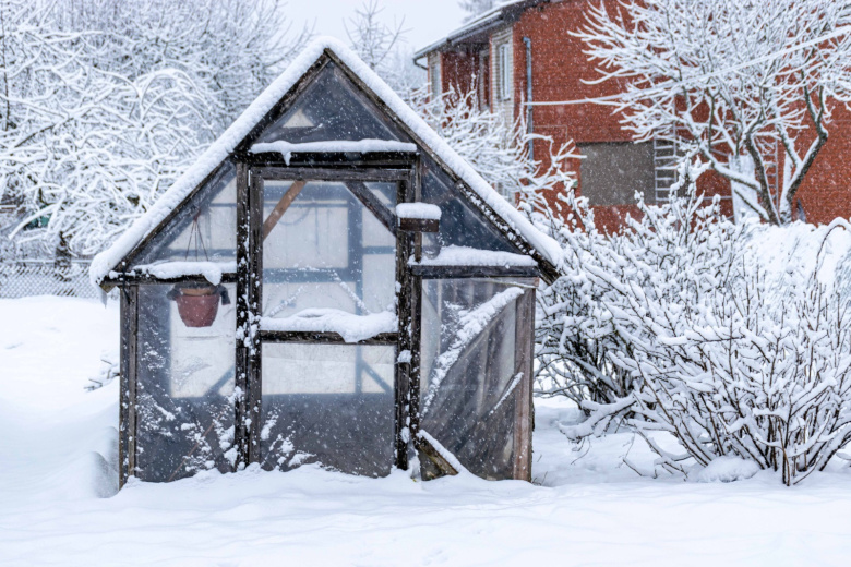 Как убрать снег с теплицы — специальные приспособления и народные методы