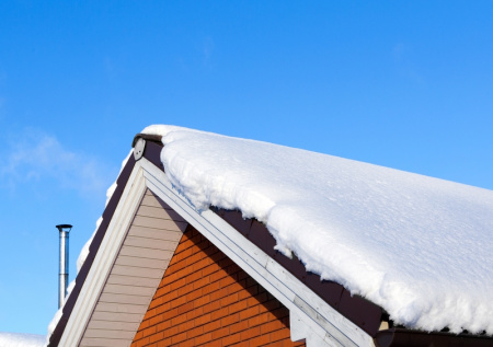 Россиянин застрял под грудой снега