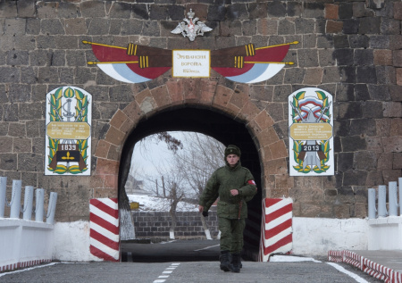 В Ереване заявили, что база в Гюмри не гарантирует 100% безопасность страны