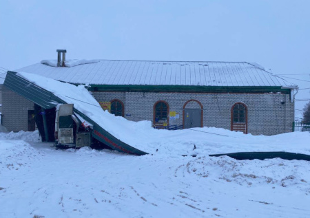 Навес автостанции рухнул в Чувашии
