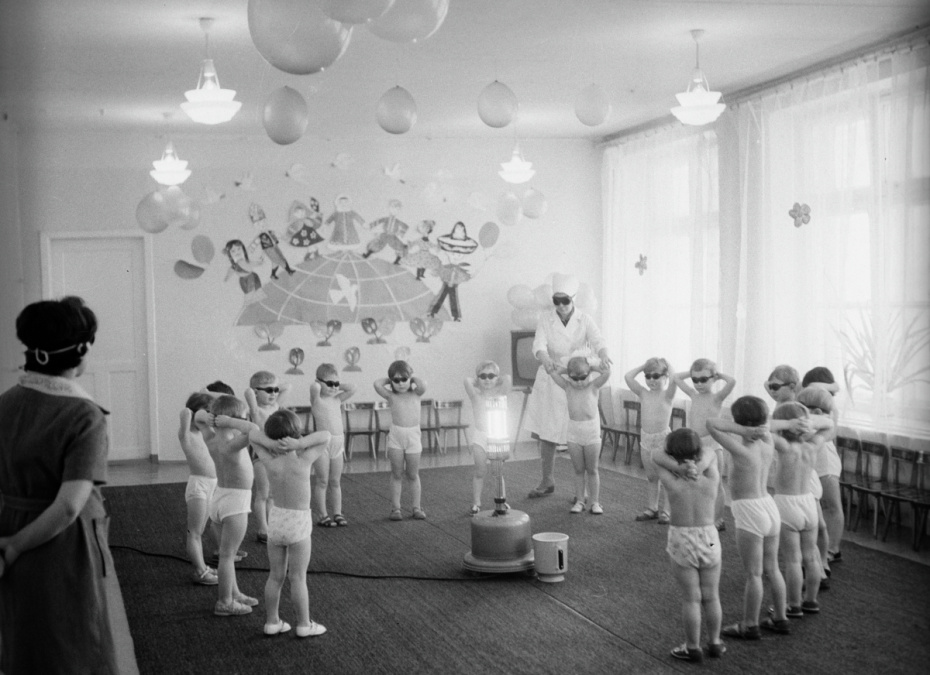 Воспитанники детского сада комбината «Светлячок» во время процедуры кварцевания, 1979 год