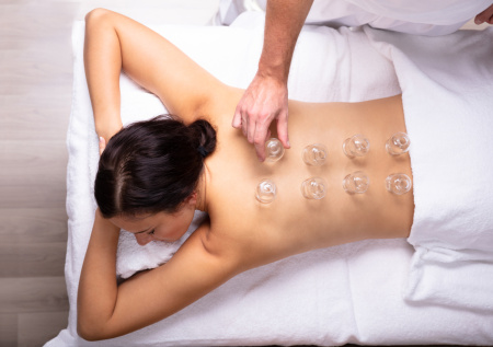 Банки, синяя лампа и картошка: странные, но любимые методы лечения в СССР