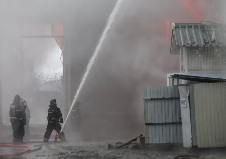 Крыша склада обрушилась из-за пожара на северо-востоке Москвы