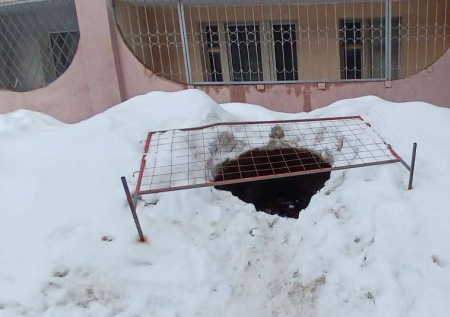 Двухметровый колодец чуть не стал могилой для ребенка