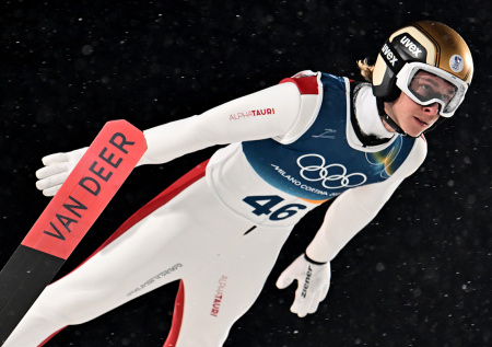 Австрийский прыгун лишился олимпийской медали из-за 4 мм