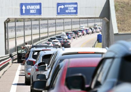Парализованный Крымский мост вызвал 10-часовые задержки поездов