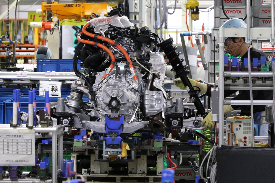 Рабочий во время сборки двигателя на японском заводе Toyota Motor