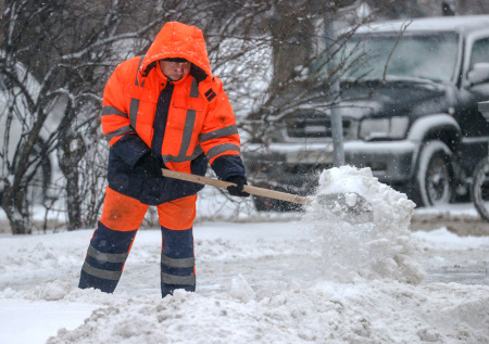 Юрист объяснил, как добиться компенсации из-за неубранного снега и наледи