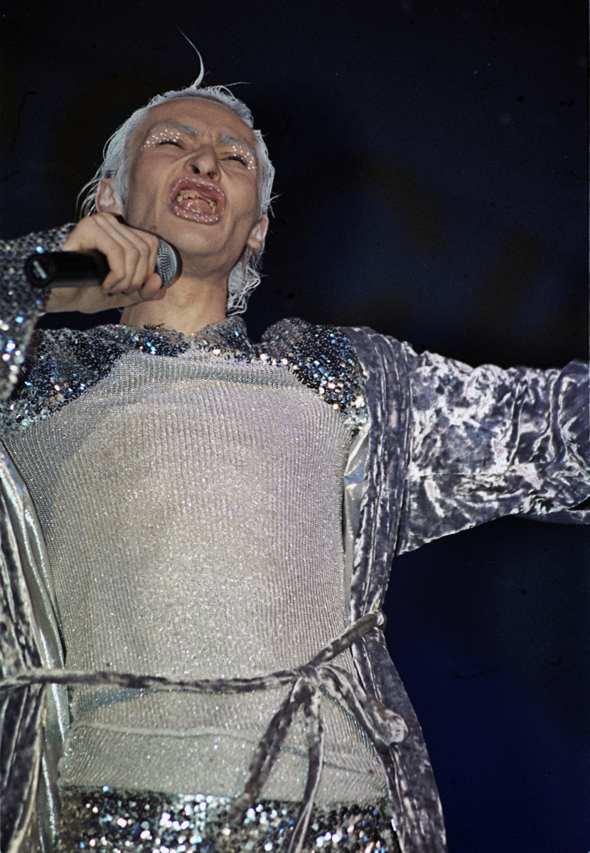 Эстрадный певец Шура во время выступления, 1999 год