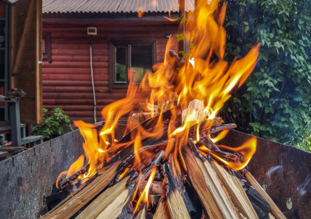 Россиян предупредили о штрафах за розжиг костра на дачном участке