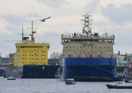 Застрявшие в Арктике корабли могут спасти только российские ледоколы
