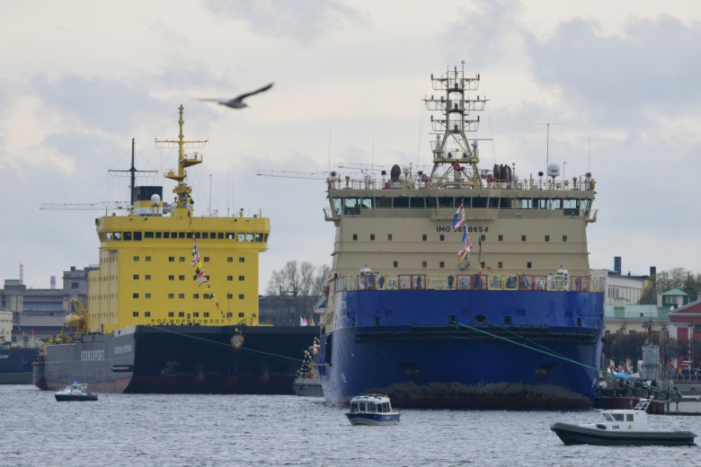 Дизель-электрические ледоколы «Капитан Сорокин» и «Владивосток» (справа)