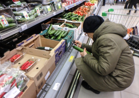 В российских магазинах стали продавать меньше огурцов