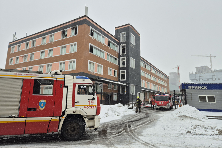 Оперативные службы у здания хостела, где произошел пожар
