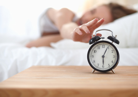 Сомнолог объяснил, как начать вставать в одно время