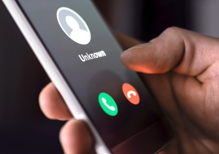 Как понять, что вам звонит мошенник, и по каким сценариям они работают сегодня