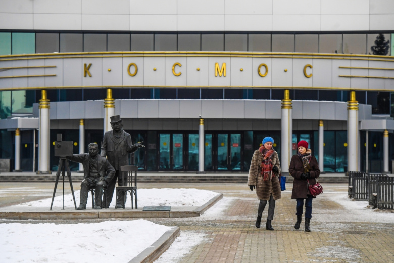 Памятник братьям Люмьер у киноконцертного театра «Космос» в Екатеринбурге