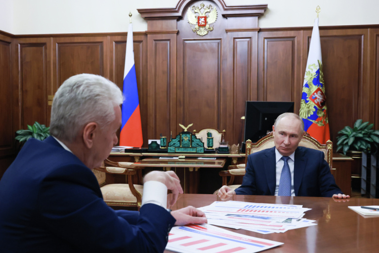 Президент РФ Владимир Путин и мэр Москвы Сергей Собянин (слева) во время встречи