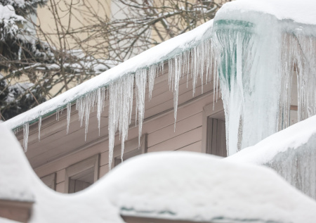Девять человек погибли из-за падения снега и льда с крыш в России