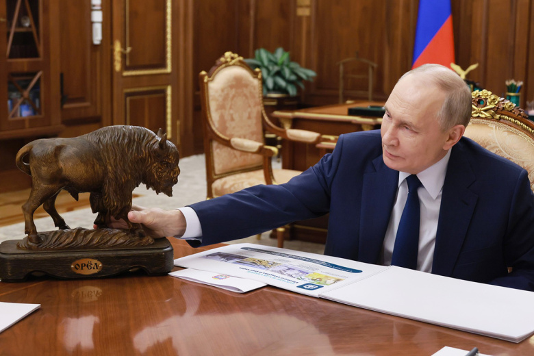 Владимир Путин во время встречи с губернатором Орловской области Андреем Клычковым