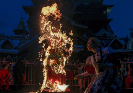 Спасатели напомнили правила безопасности при сжигании чучела на Масленицу