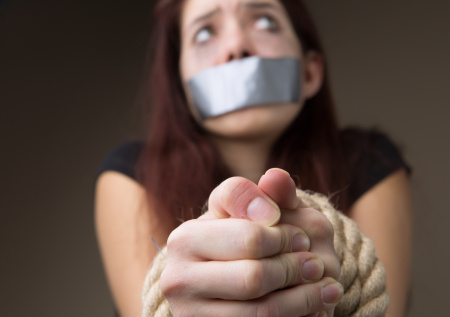 48 часов ада: душитель два дня насиловал девушку до обмороков