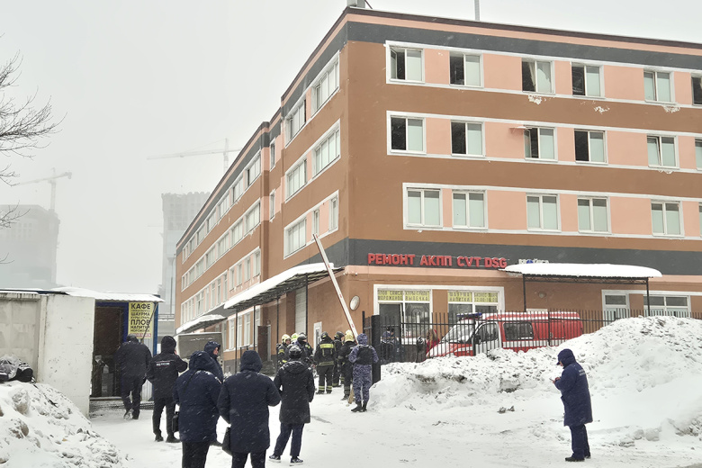 Оперативные службы у здания хостела, где произошел пожар