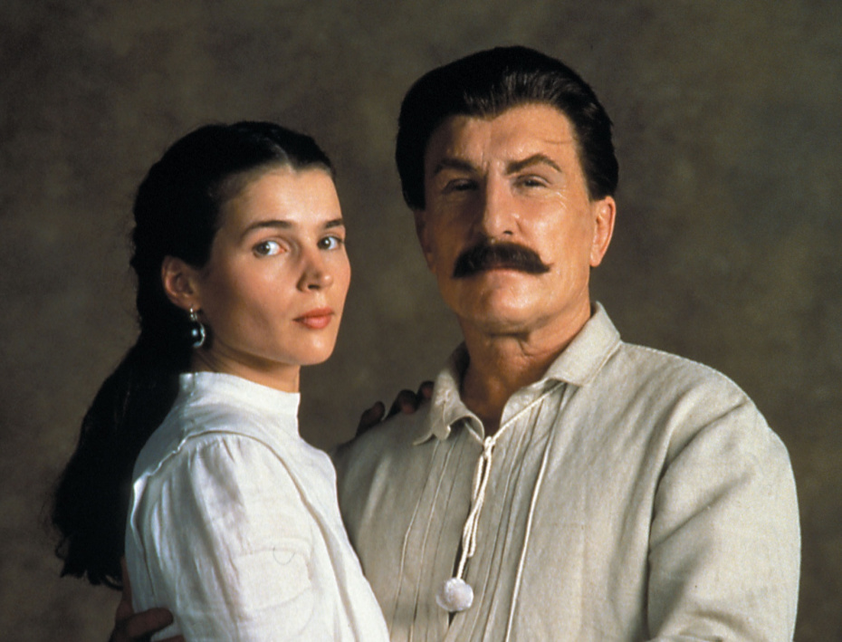 Джулия Ормонд в роли Нади Аллилуевой и Роберт Дюваль в роли Иосифа Сталина в фильме «Сталин»