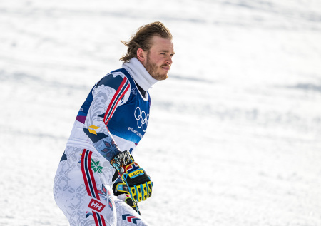 Горнолыжник спрятался в лесу после падения на Олимпиаде