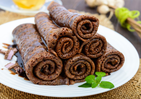 Сладкоежки оценят: жарим цветные кружевные блины с ореховым ароматом